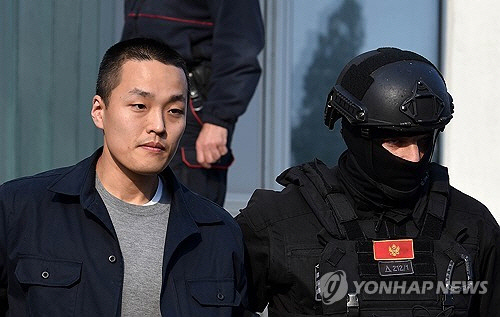 권도형 씨가 지난 3월 23일(현지시간) 몬테네그로 수도 포드고리차에 있는 경찰청에서 조사받은 뒤 무장 경찰대에 이끌려 경찰청 밖으로 나오고 있다. [EPA=연합뉴스]